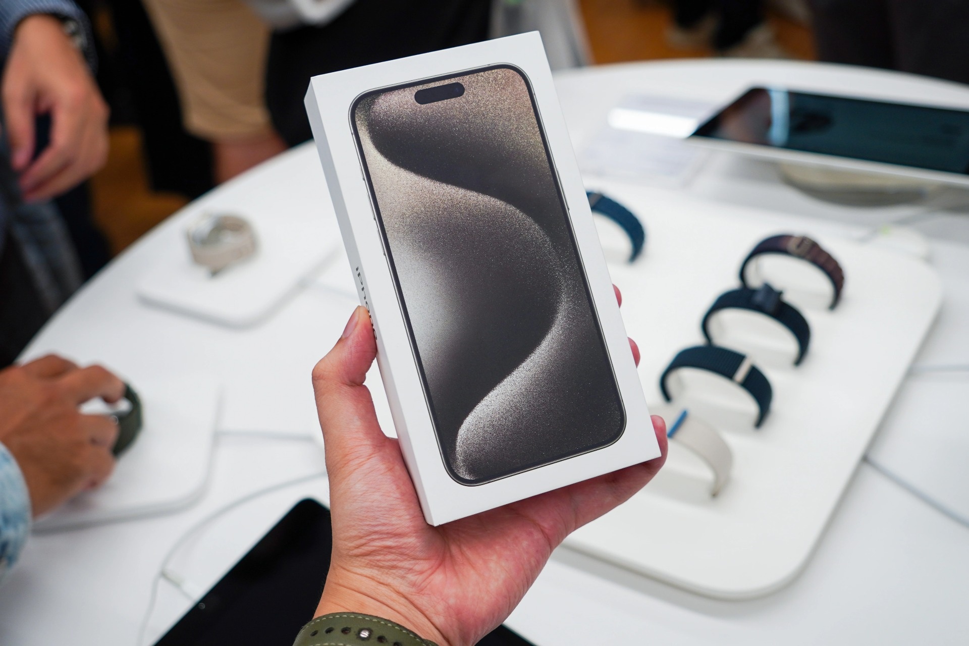 El precio del iPhone 15 Pro Max toca fondo en Vietnam - 2 Giá iPhone 15 Pro Max chạm đáy tại Việt Nam - 2