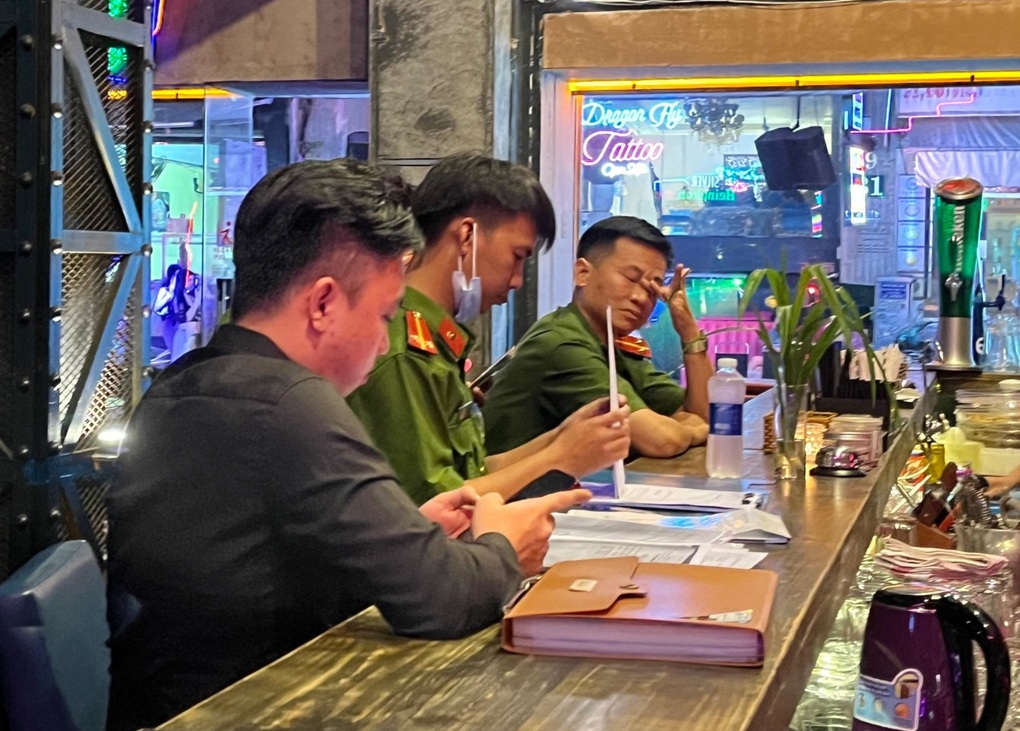 Cơ sở kinh doanh ở phố đi bộ Bùi Viện biểu diễn nghệ thuật chui - 1 Cơ sở kinh doanh ở phố đi bộ Bùi Viện biểu diễn nghệ thuật chui - 1