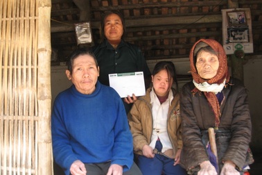 Quà nhân ái đến với “người phụ nữ “gánh” chồng liệt, con đao, mẹ mù” 