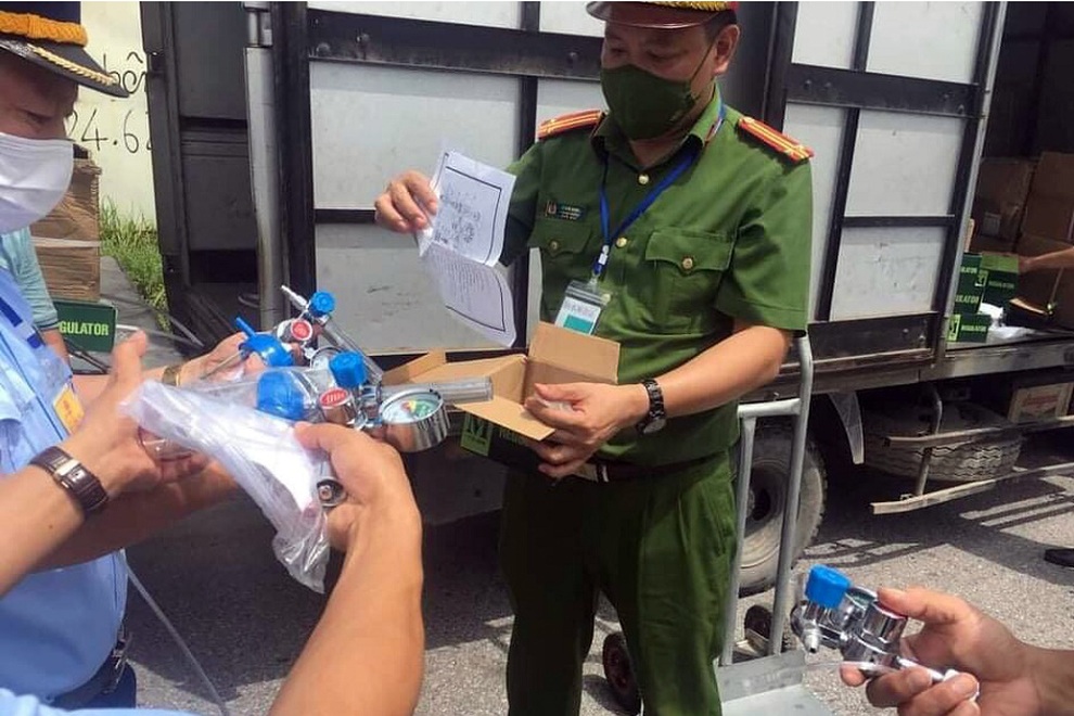 Hà Nội: Phát hiện 1.100 van máy thở oxy không rõ nguồn gốc - 1 Hà Nội: Phát hiện 1.100 van máy thở oxy không rõ nguồn gốc - 1