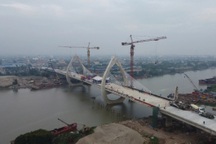 Hợp long cầu dây văng hình búp sen ở Nam Định