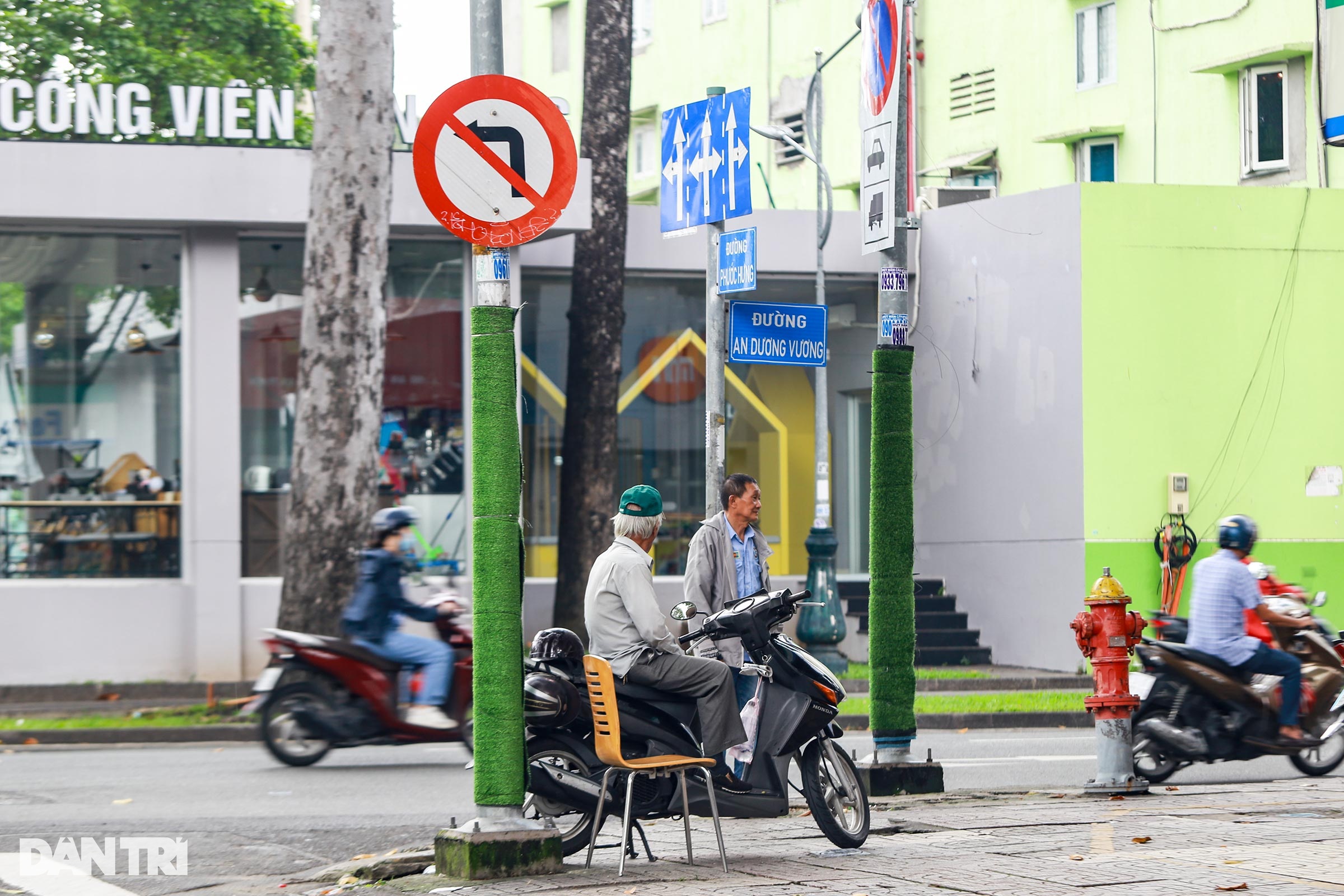 Dán quảng cáo lên cột điện TPHCM, người vi phạm bị bắt đi cạo bỏ - 11