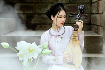 Nhan sắc trong trẻo của Quán quân Siêu sao Mẫu nhí Minh Anh bên sen trắng