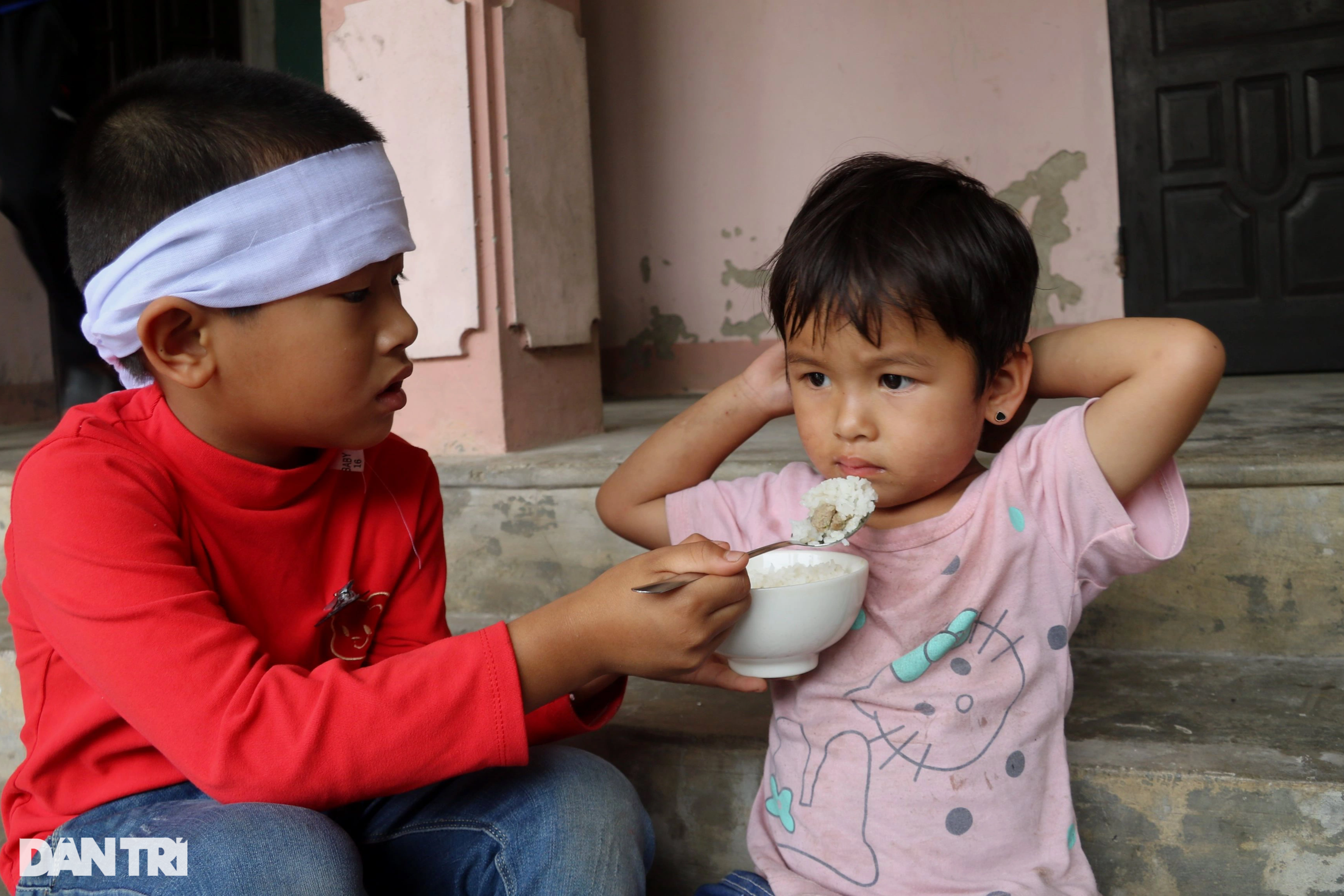 Bạn đọc Dân trí giúp đỡ hoàn cảnh 2 con thơ chạy quanh bàn thờ tìm mẹ - 3