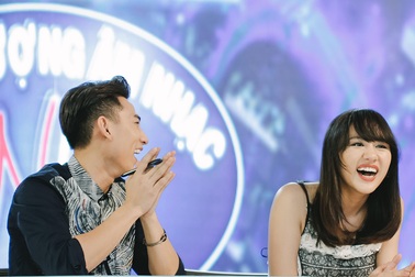 Văn Mai Hương cười nắc nẻ khi ngồi ghế nóng cùng Issac