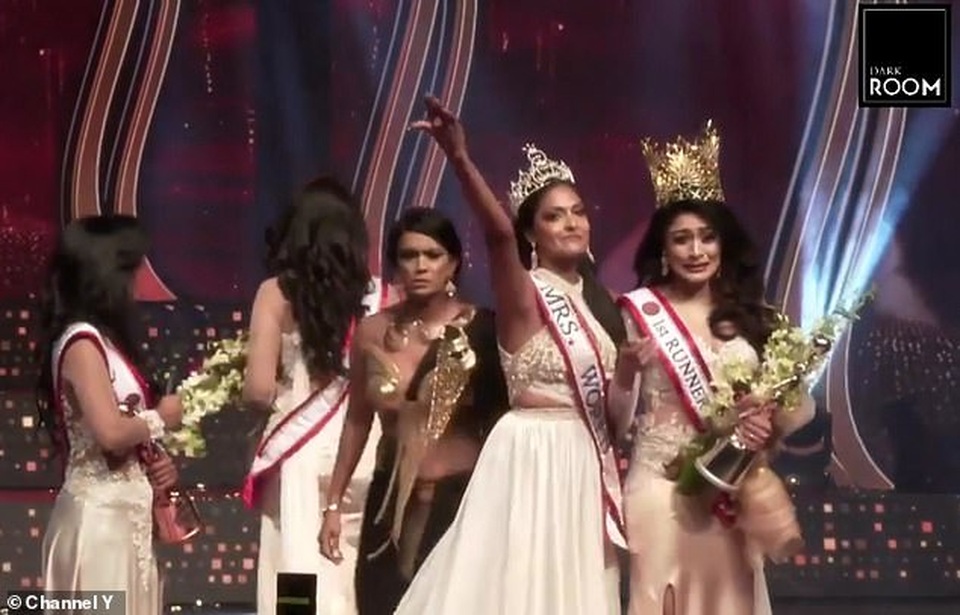 Sốc với khoảnh khắc Hoa hậu bị tước vương miện ngay khi đăng quang - 3