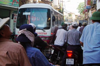 Đường Kim Giang - Khương Đình liên tục tắc nghẽn 