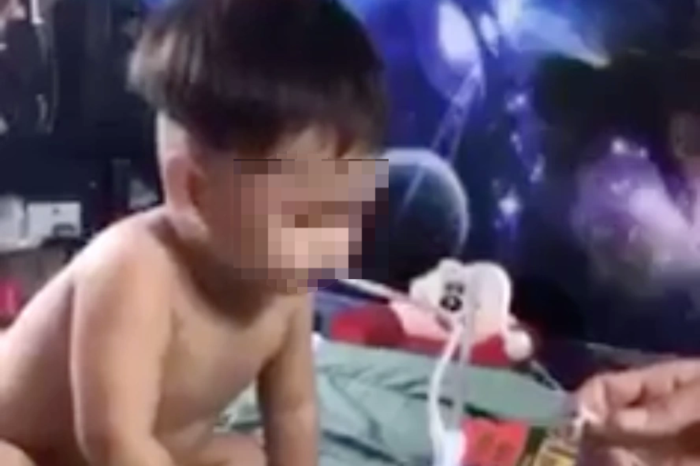 Điều tra vụ bé trai bị dọa dẫm, nghi cho hút ma túy ở TPHCM - 1 Điều tra vụ bé trai bị dọa dẫm, nghi cho hút ma túy ở TPHCM - 1