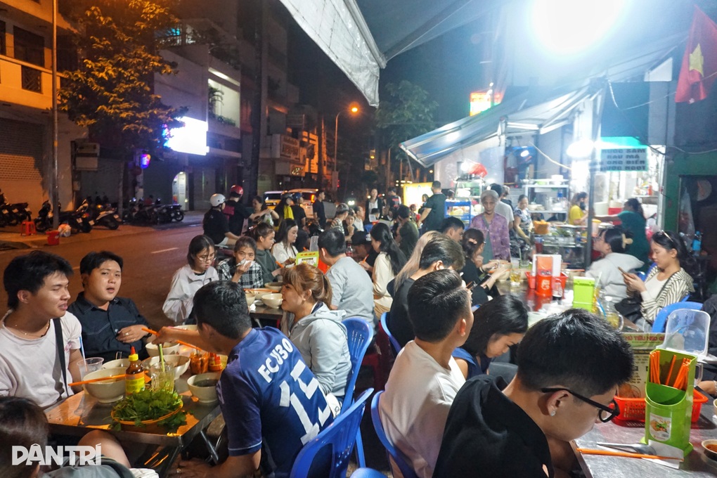 Quán hủ tiếu đợi chỉ dành cho... người kiên nhẫn, 2h sáng khách vẫn đông - 1 Quán hủ tiếu đợi chỉ dành cho... người kiên nhẫn, 2h sáng khách vẫn đông - 1