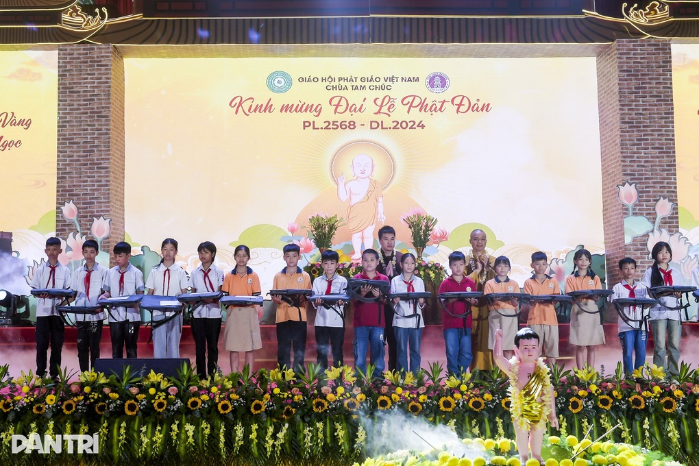 Hàng nghìn người tham dự Đại lễ Phật Đản tại ngôi chùa lớn nhất thế giới - 3 Hàng nghìn người tham dự Đại lễ Phật Đản tại ngôi chùa lớn nhất thế giới - 3