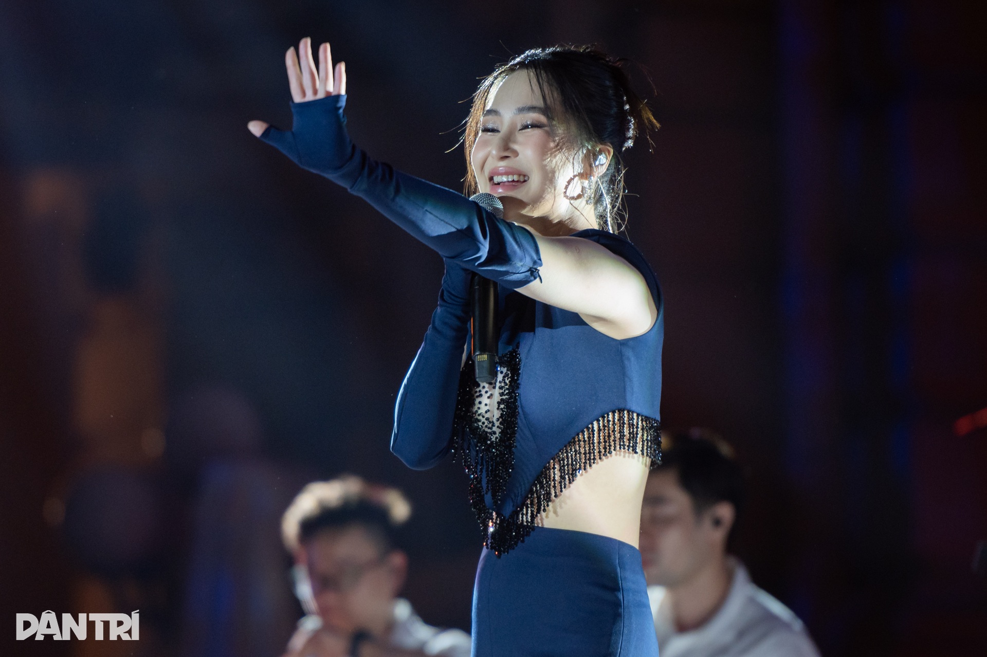 Em gái mưa: Hương Tràm chỉ mặc một bộ đồ, nói gì khi hát hit của Mỹ Linh? - 2 Em gái mưa: Hương Tràm chỉ mặc một bộ đồ, nói gì khi hát hit của Mỹ Linh? - 2