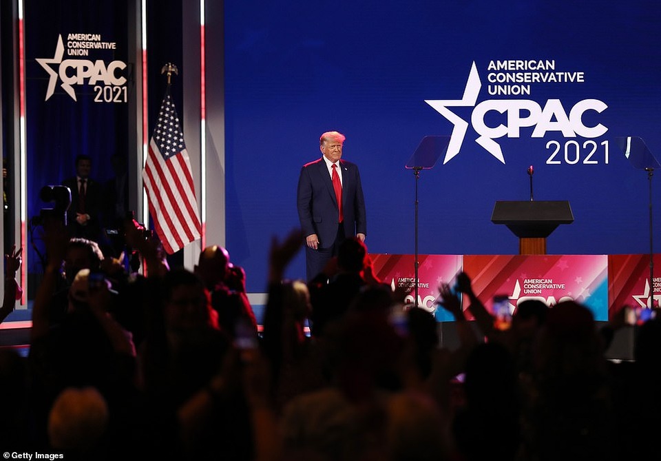 Ông Trump gây sốt trong ngày tái xuất: Các bạn nhớ tôi chưa? - 2 Ông Trump gây sốt trong ngày tái xuất: Các bạn nhớ tôi chưa? - 2