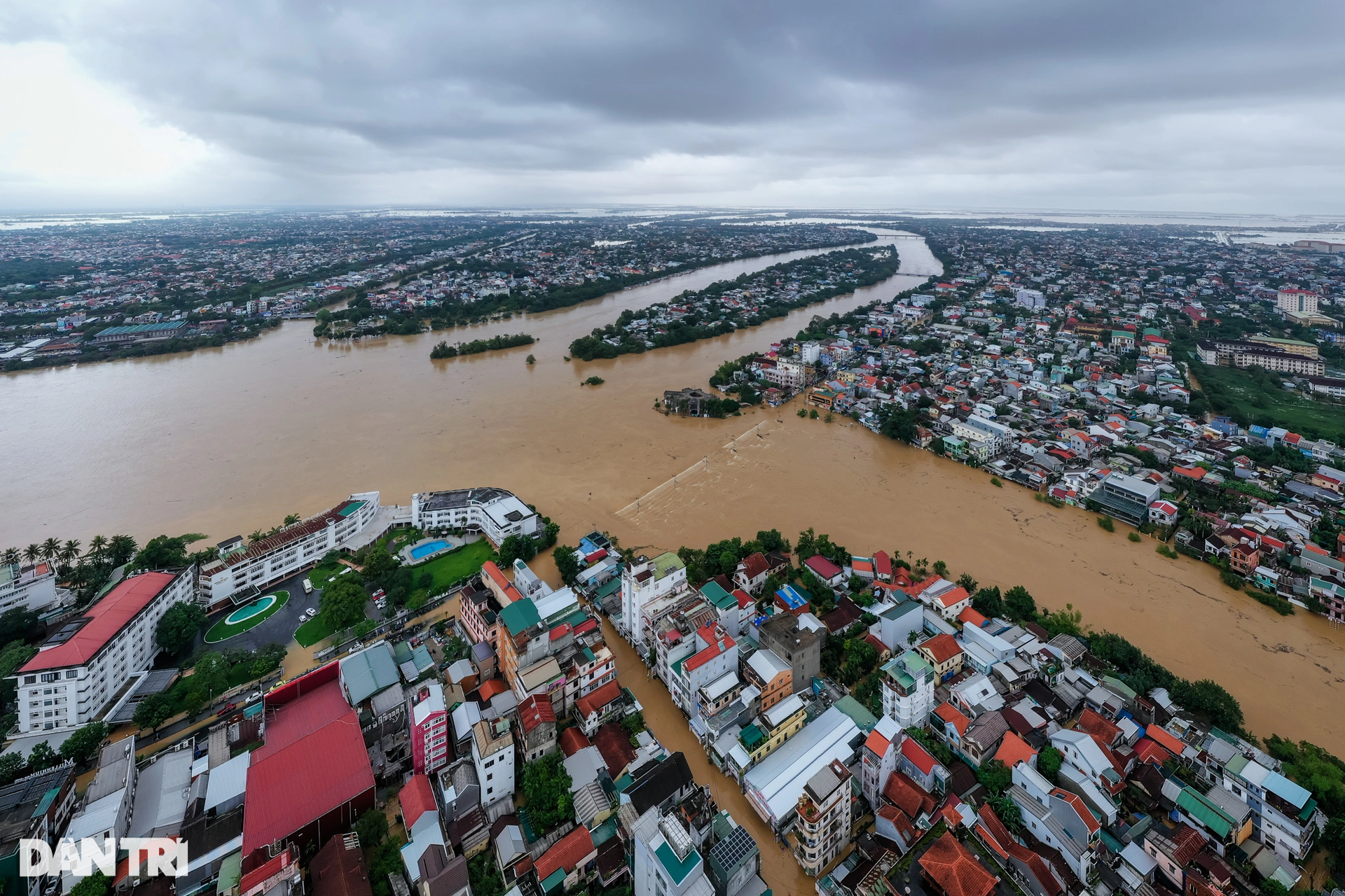 Kinh thành Huế ngập trong biển nước lũ dâng cao - 1 Kinh thành Huế ngập trong biển nước lũ dâng cao - 1