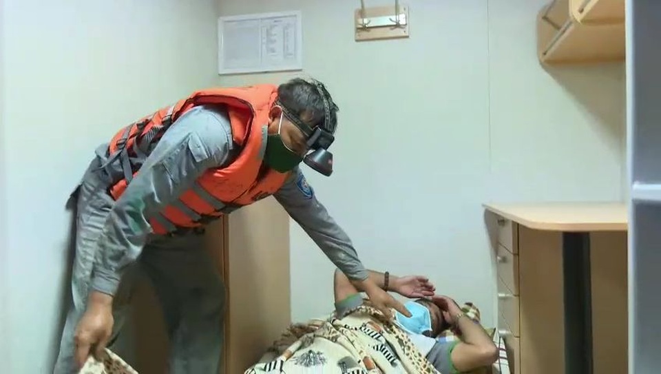 Vụ 26 ngư dân chìm tàu: Hình ảnh đầu tiên 3 ngư dân trở về từ cõi chết - 5 Vụ 26 ngư dân chìm tàu: Hình ảnh đầu tiên 3 ngư dân trở về từ cõi chết - 5