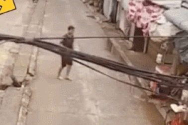 Clip "chàng trai cực nhanh cứu em bé khỏi bị xe tông" gây sốt tuần qua