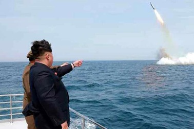 Đua "nắn gân" sức mạnh quân sự