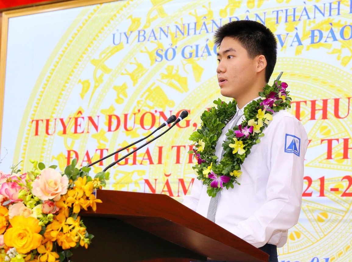 Hà Nội: Tuyên dương học sinh đoạt giải quốc tế năm học 2021-2022 - 4 Hà Nội: Tuyên dương học sinh đoạt giải quốc tế năm học 2021-2022 - 4