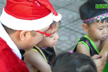 Dịch vụ đóng giả ông già Noel "chạy không kịp thở" dịp Giáng sinh