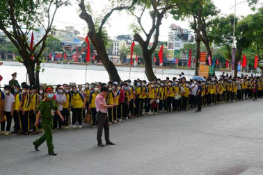 Cổ động viên đội nắng đến "chảo lửa" Thiên Trường xem bóng đá