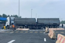 Xe đầu kéo tông liên tiếp 3 ô tô, húc tung dải phân cách bê tông