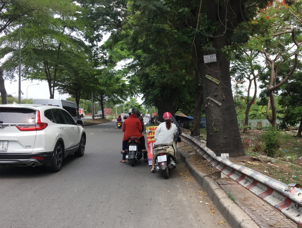 Dân cấp tập đi mua bảo hiểm ô tô, xe máy, giới kinh doanh hốt bạc - 4 Dân cấp tập đi mua bảo hiểm ô tô, xe máy, giới kinh doanh hốt bạc - 4