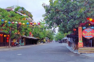 Phố cổ Hội An vắng lặng trong ngày đầu tạm dừng đón khách lưu trú