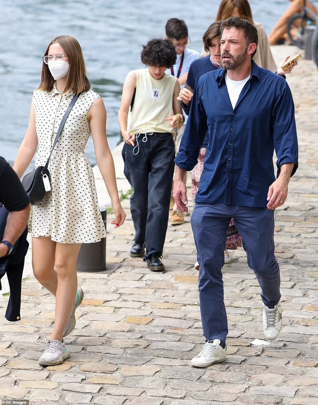 Hôn vợ mới nồng nàn trước mặt con, Ben Affleck bị cho là thiếu chín chắn - 2 Hôn vợ mới nồng nàn trước mặt con, Ben Affleck bị cho là thiếu chín chắn - 2