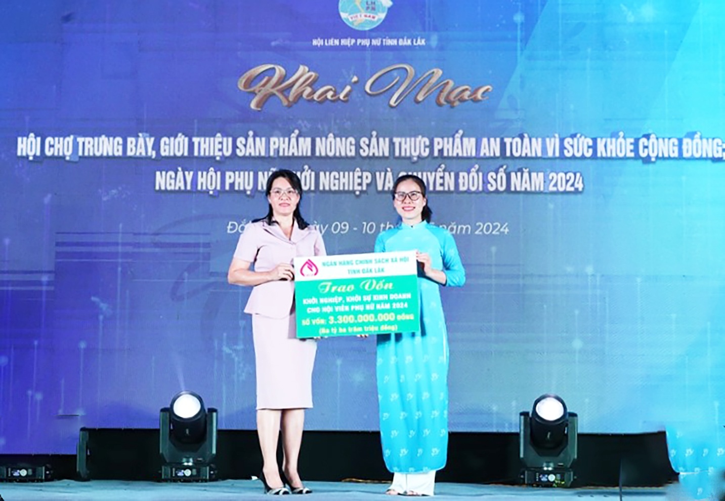 Ngân hàng CSXH trao vốn.jpg Ngân hàng CSXH trao vốn.jpg