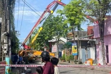 Gãy cần bơm bê tông, 3 công nhân thương vong