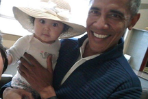 Bức ảnh ông Obama bế bé gái “gây sốt”