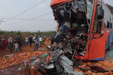 Xe khách tông xe tải, 2 người chết, hàng chục người bị thương