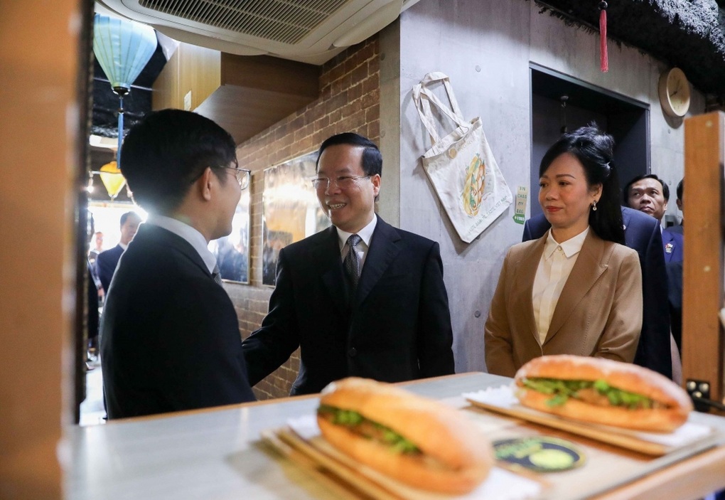 Chủ tịch nước Võ Văn Thưởng thưởng thức bánh mì Xin chào trên đất Nhật - 1