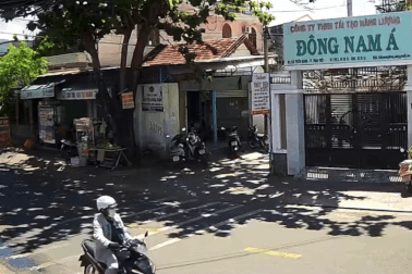 Đâm vào xe Rolls-Royce, người đàn ông đi xe máy có phản ứng bất ngờ