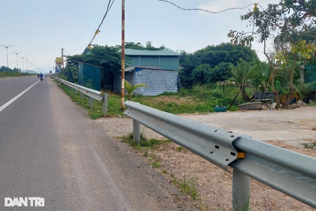 Hàng loạt bu lông, ốc vít và hộ lan trên quốc lộ bị tháo trộm - 4 Hàng loạt bu lông, ốc vít và hộ lan trên quốc lộ bị tháo trộm - 4