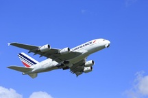 Máy bay chở hơn 300 người “suýt trúng” tên lửa liên lục địa Triều Tiên