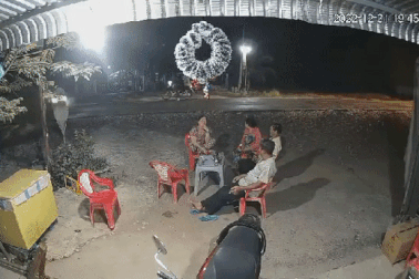 Ô tô lao vào nhà dân, tông 2 phụ nữ trọng thương