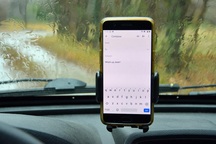 Những thói quen nguy hiểm khi lái hoặc ngồi trên xe ô tô