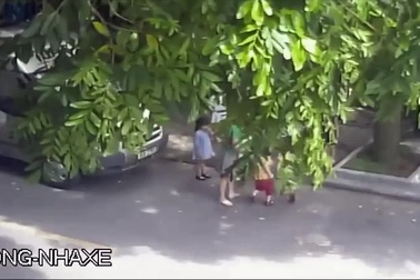 Hoảng hồn cảnh trẻ em chạy sang đường bị ôtô đâm