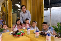 Chủ tịch MTTQ Việt Nam Trần Thanh Mẫn đến thăm các bé họ Nhân ở Cần Thơ