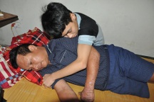 Cậu bé học sinh giỏi quốc gia cầu mong có 30 triệu lắp chân giả cho bố