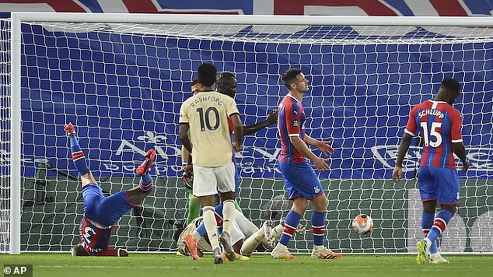 Cận cảnh pha va chạm khiến trung vệ Crystal Palace suýt gãy cổ - 1 Cận cảnh pha va chạm khiến trung vệ Crystal Palace suýt gãy cổ - 1