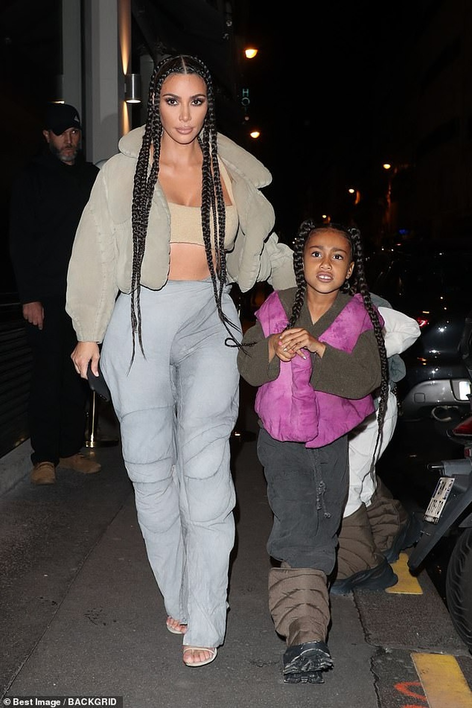 Kim Kardashian bị chỉ trích khi khoe tranh con vẽ - 2 Kim Kardashian bị chỉ trích khi khoe tranh con vẽ - 2