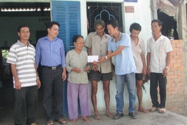 Hơn 10 triệu đồng tiền bạn đọc đến với bà Mai Thị Rách 