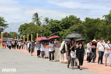 "Mưa đỏ" tạo hiệu ứng, lượng khách đến Thành cổ Quảng Trị tăng đột biến