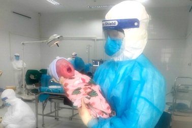 Mổ cấp cứu thành công một thai phụ mắc Covid-19