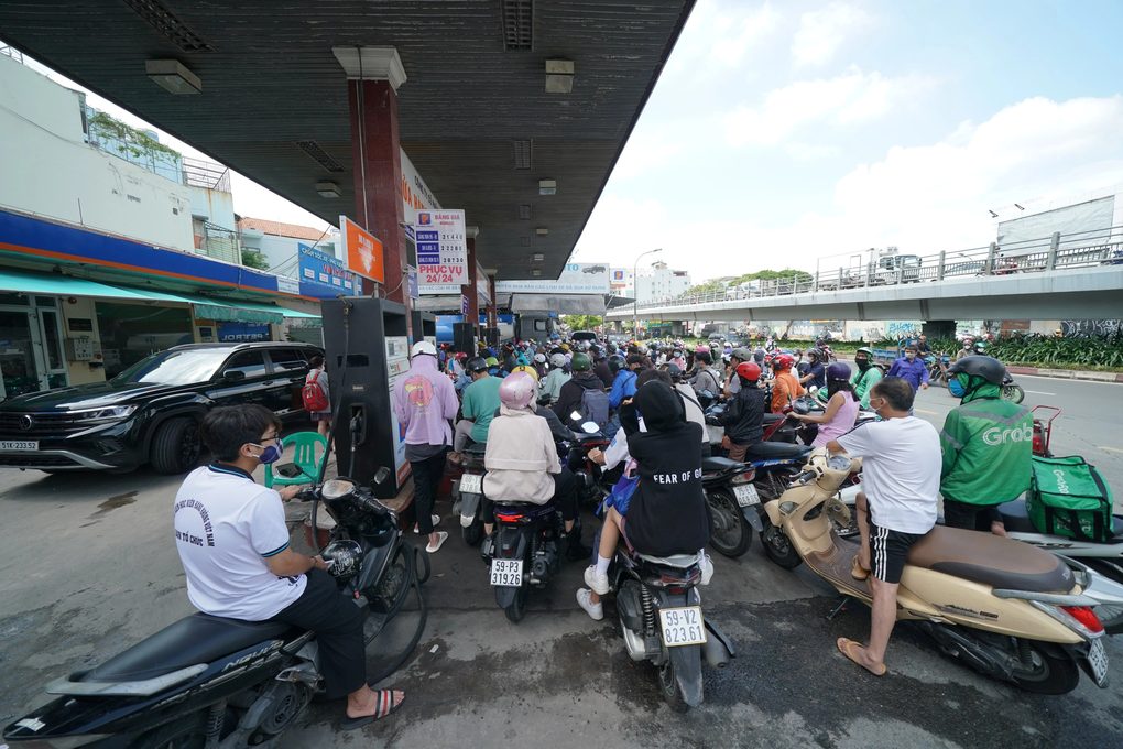 Ngại đổ xăng, dân văn phòng ở TPHCM người nghỉ việc, người đạp xe đi làm - 1 Ngại đổ xăng, dân văn phòng ở TPHCM người nghỉ việc, người đạp xe đi làm - 1