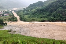 Lũ bùn tràn gần 3km sau tiếng nổ lớn, hơn 1.700 người dân bị cô lập