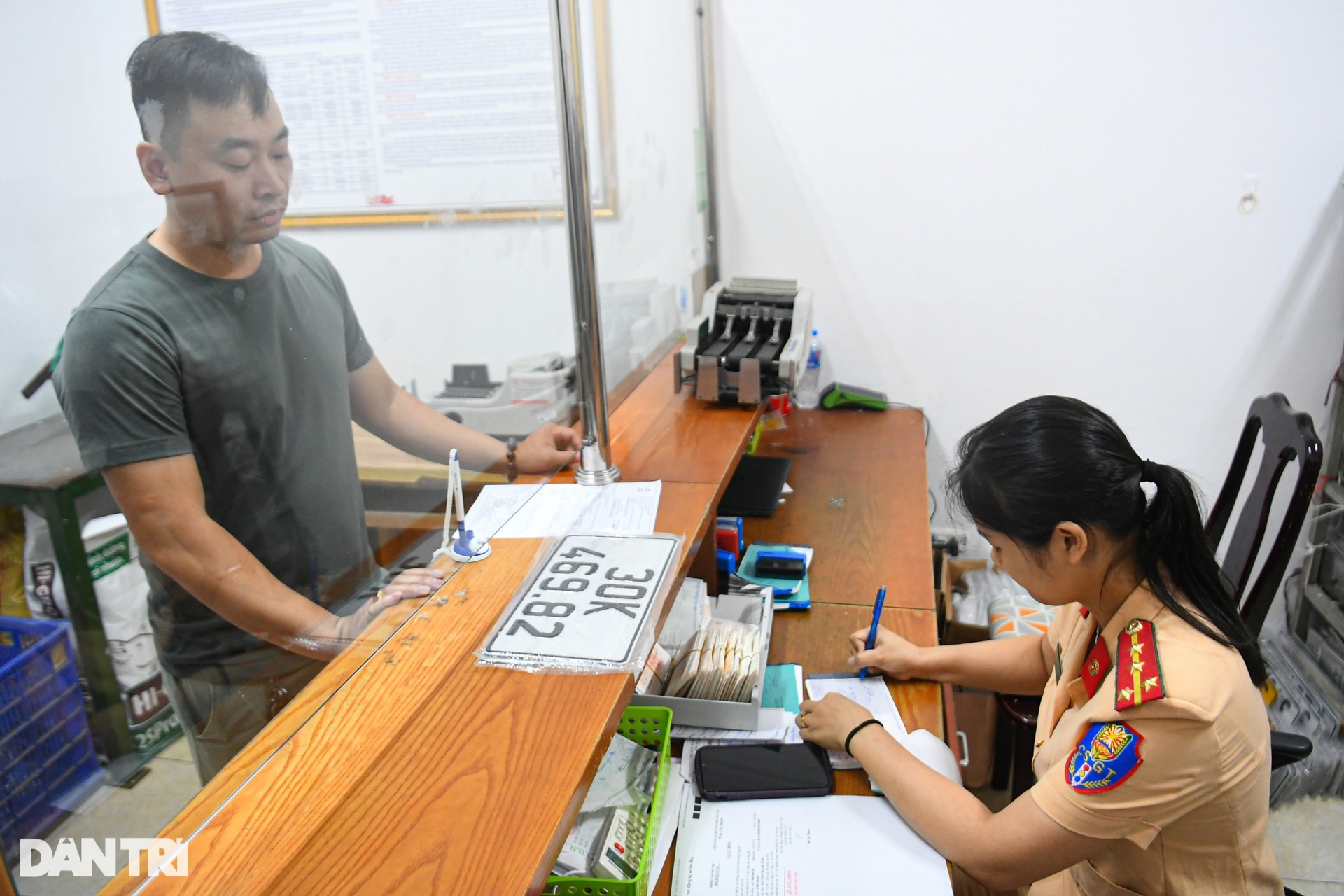 Hà Nội: Rất đông người dân đi làm thủ tục cấp biển số định danh - 8 Hà Nội: Rất đông người dân đi làm thủ tục cấp biển số định danh - 8