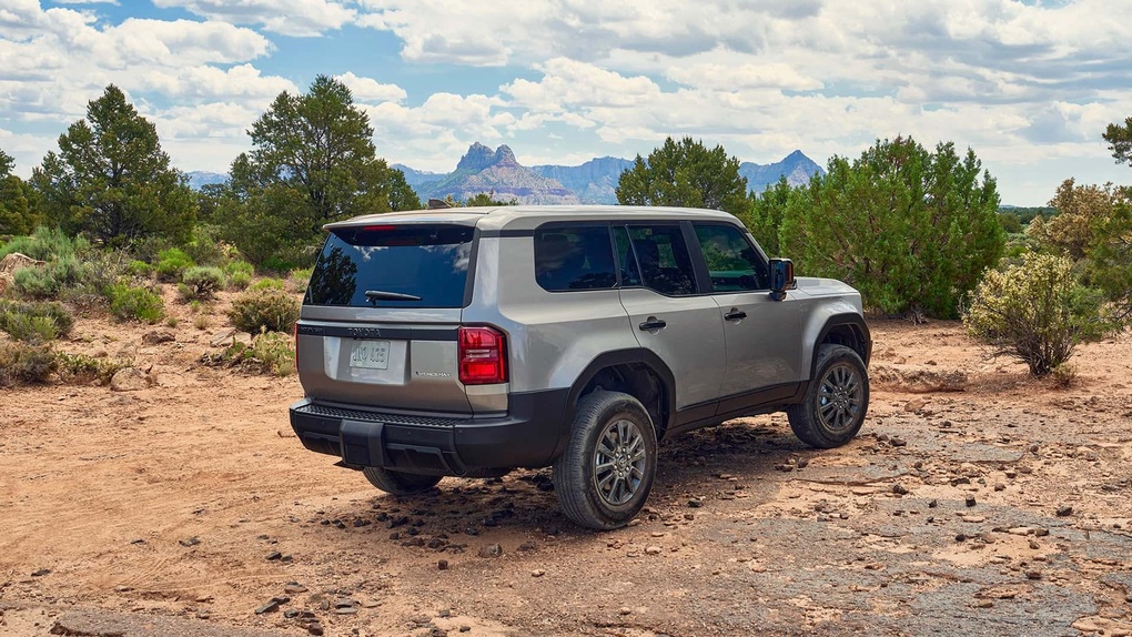 Land Cruiser Prado 2024 ra mắt với thiết kế hầm hố, phong cách cổ điển - 4 Land Cruiser Prado 2024 ra mắt với thiết kế hầm hố, phong cách cổ điển - 4