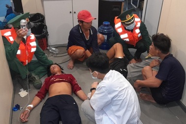 4 ngư dân ngất xỉu dưới hầm cá